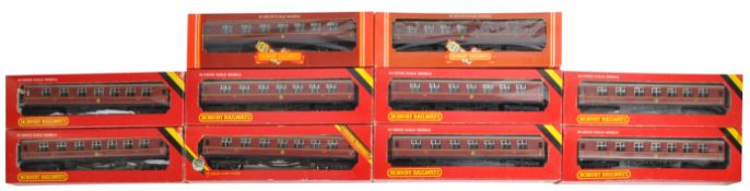COLLECTION OF X10 HORNBY 00 GAUGE MODEL RAILWAY CARRIAGES