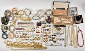 COLLECTION OF VINTAGE COSTUME JEWELLERY