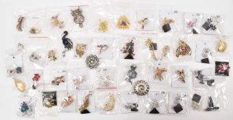 LARGE COLLECTION OF VINTAGE STYLE BROOCHES