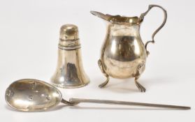 THREE 20TH CENTURY SILVER ITEMS INCLUDING COCHLEAR SPOON