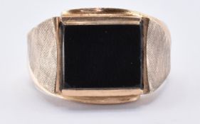 9CT GOLD & ONYX SIGNET RING