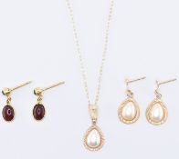 9CT GOLD & SIMULATED PEARL JEWELLERY SUITE