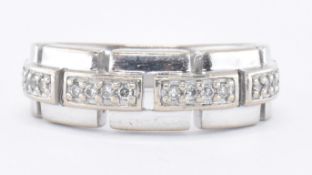 9CT WHITE GOLD & DIAMOND LINK RING