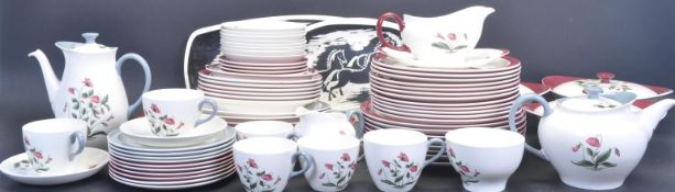 VINTAGE 20TH CENTURY WEDGWOOD DINNER SERVICE IN THE MAYFIELD PATTERN