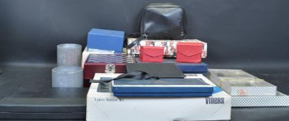 COLLECTION OF VINTAGE 20TH CENTURY COLLECTORS DESK ITEMS