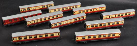 COLLECTION OF X10 VINTAGE HORNBY 00 GAUGE TINPLATE CARRIAGES