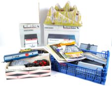 LARGE COLLECTION OF 00 GAUGE MODEL RAILWAY TRAIN SET ITEMS