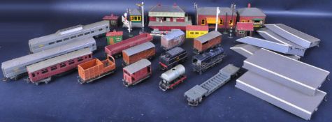 COLLECTION OF VINTAGE TRIANG ROLLING STOCK & TRACKSIDE ACCESSORIES
