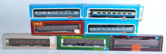 COLLECTION OF ASSORTED 00 GAUGE MODEL RAILWAY CARRIAGES