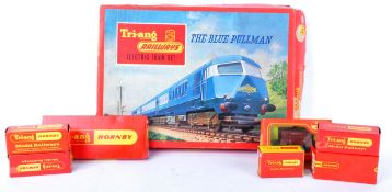 COLLECTION OF VINTAGE TRIANG 00 GAUGE MODEL RAILWAY ITEMS