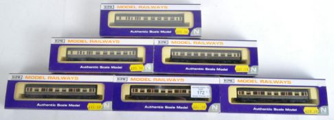 COLLECTION OF DAPOL N GAUGE MODEL RAILWAY CARRIAGES