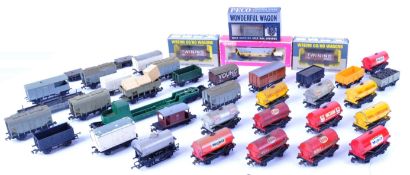 COLLECTION OF ASSORTED 00 GAUGE MODEL RAILWAY WAGONS