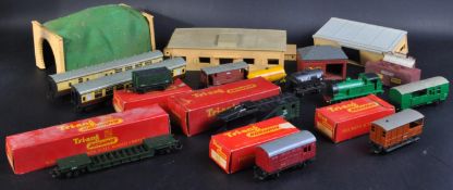 COLLECTION OF ASSORTED 00 GAUGE MODEL RAILWAY ACCESSORIES