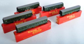 COLLECTION OF VINTAGE TRIANG 00 GAUGE MODEL RAILWAY CARRIAGES