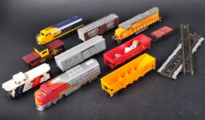 COLLECTION OF HO GAUGE AMERICAN RAILWAY TRAINSET LOCOS & WAGONS