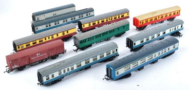 COLLECTION OF ASSORTED 00 GAUGE MODEL RAILWAY CARRIAGES