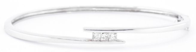 HALLMARKED 9CT WHITE GOLD & DIAMOND BRACELET