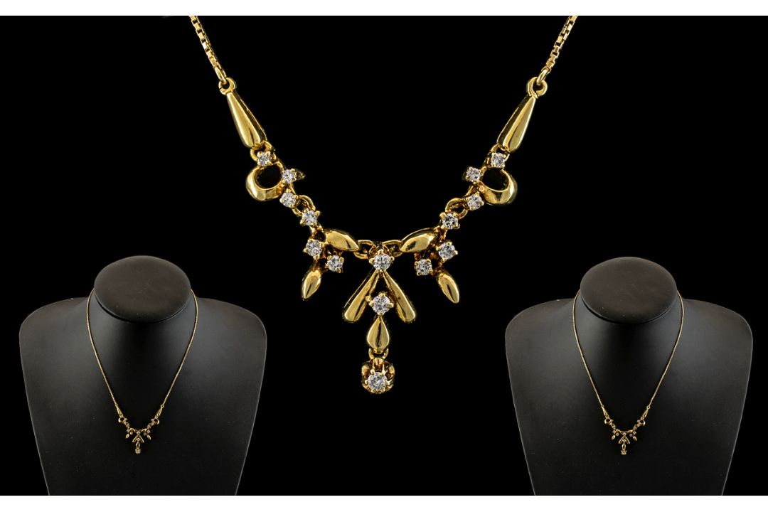 18ct Yellow Gold - Attractive Diamond Se