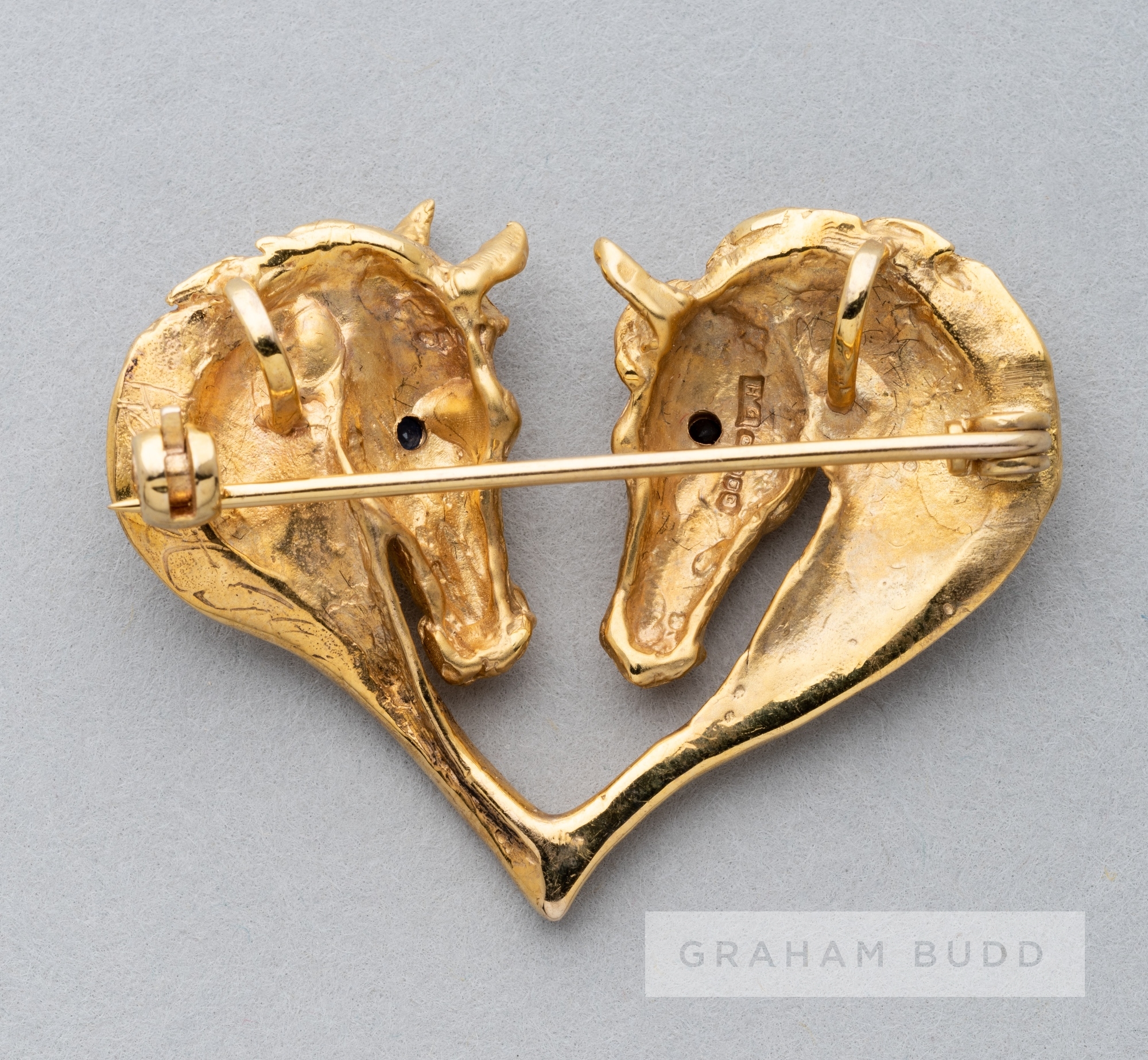 A Harriet Glen 9ct gold and blue sapphire horsehead heart brooch, modelled as two horse heads with - Image 2 of 2