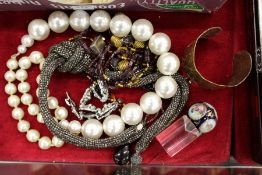 A bag of costume jewellery.