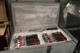 A cased set of horn handled cake forks with cake slice.