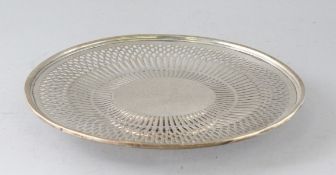A STERLING SILVER PIERCED CIRCULAR DISH. 9ins diameter. Weight 8ozs.