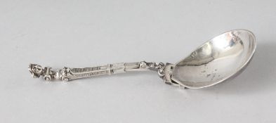 A RARE SILVER FOLDING FORK AND SPOON COMBINED.