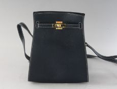 A BLUE LEATHER HANDBAG. 7.5ins wide.