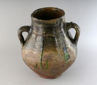 AN 18TH CENTURY TWIN HANDLED GREEN OCHRE GLAZED POT. 10.5ins high.