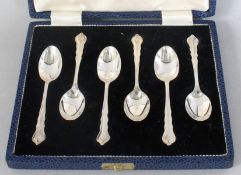 A SET OF SIX CASED MAPPIN & WEBB SILVER COFFEE SPOONS. Sheffield 1938.