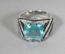 AN ART DECO DESIGN SILVER RING.