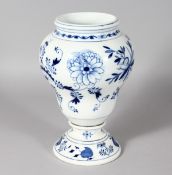A GOOD MEISSEN ONION POTTERY VASE. 11ins high.