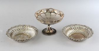 A SILVER CIRCULAR TAZZA, Birmingham 1912, and a pair of pierced circular dishes, 4.5ins diameter,