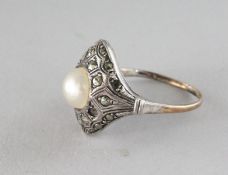 A 1930'S PEARL RING.