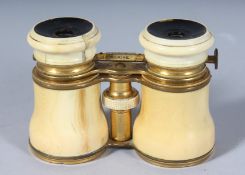 A GOOD PAIR OF MARINE IVORY OPERA GLASSES. 3ins, closed.