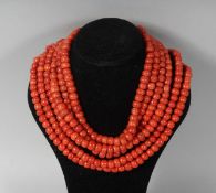 A SUPERB LARGE CORAL AND 18CT GOLD NECKLACE.