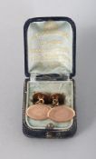 A PAIR OF 9CT GOLD CUFFLINKS.