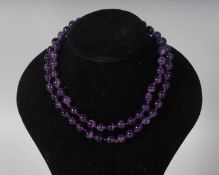 AN AMETHYST STRING NECKLACE.