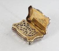 A VICTORIAN ENGRAVED RECTANGULAR VINAIGRETTE. Birmingham 1840. Maker: Taylor & Perry.