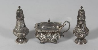 A PAIR OF REPOUSSE SILVER PEPPERETTES AND MUSTARD POT. London 1901.