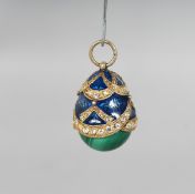 A RUSSIAN MALACHITE AND SILVER EGG PENDANT.