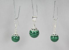 A PAIR OF SILVER AND MALACHITE EARRINGS AND PENDANT.