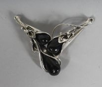 AN ART NOUVEAU STYLE SILVER PENDANT.