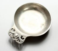 AN ART NOUVEAU STYLE PEWTER WINE TASTER. 5ins diameter.