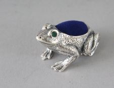 A SILVER EMERALD EYE FROG PIN CUSHION. 1.25ins.