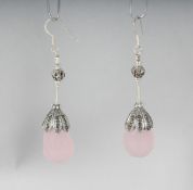 A PAIR OF SILVER AND ROSE QUARTZ DROP EARRINGS.