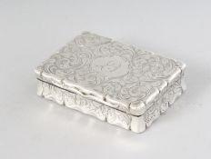 A GOOD GEORGE III RIBBED RECTANGULAR SNUFF BOX. 3ins long. London 1800. Maker: G.H.