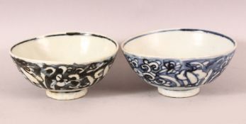 A PAIR OF CHINESE WANLI PERIOD BLUE & WHITE SHIPWRECK PORCELAIN BOWLS.