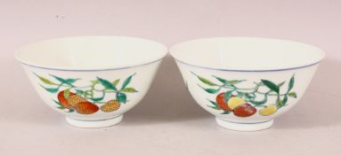 A GOOD QUALITY PAIR OF CHINESE FAMILLE ROSE PORCELAIN PEACH BOWLS, the body of the bowls with