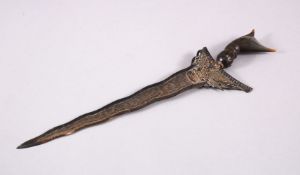 A SMALL MALAYSIAN SILVER KRIS DAGGER, with a horn handle, 20cm